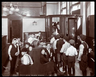 Innenansicht von Jungen in einem Warteraum der Volksbäder, Milbank Memorial, New York, 1904